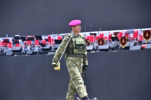 Danpasmar 1 Pimpin Langkah Defile Kontingen TNI AL Pada Geladi Upacara HUT Ke 80 TNI