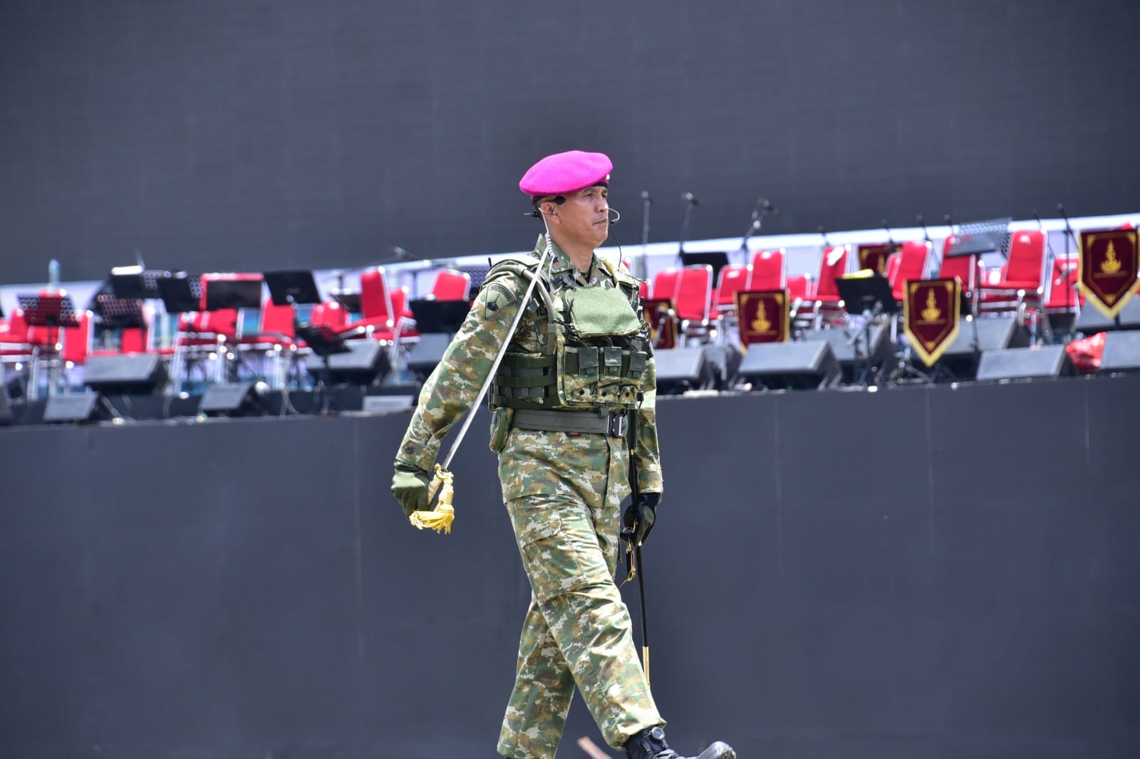 Danpasmar 1 Pimpin Langkah Defile Kontingen TNI AL Pada Geladi Upacara HUT Ke 80 TNI