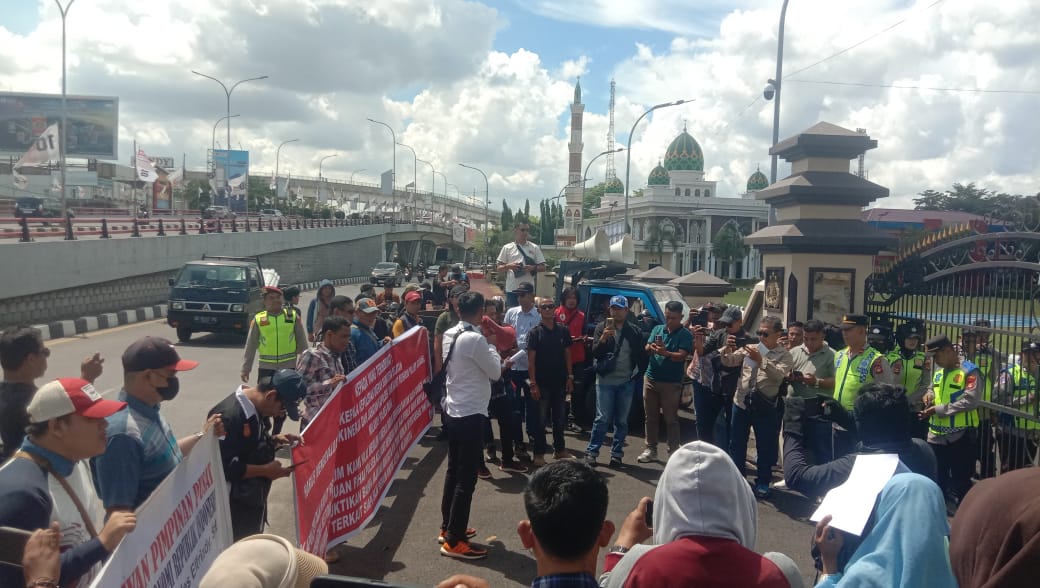 POSE RI Minta Kapolda Sumsel Mencopot Kapolsek Keluang Karena Dianggap Lamban Dalam Penetapan Tersangka Kasus Kebakaran Sumur dan Penyulingan Minyak Ilegal