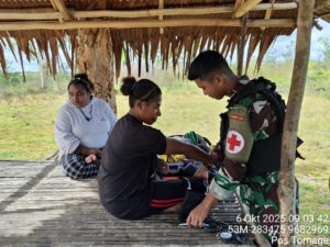 Satgas Pamtas Kewilayahan RI-PNG Yonif 410/Alg Laksanakan Yankes di Kampung Wanmar Distrik Tomage