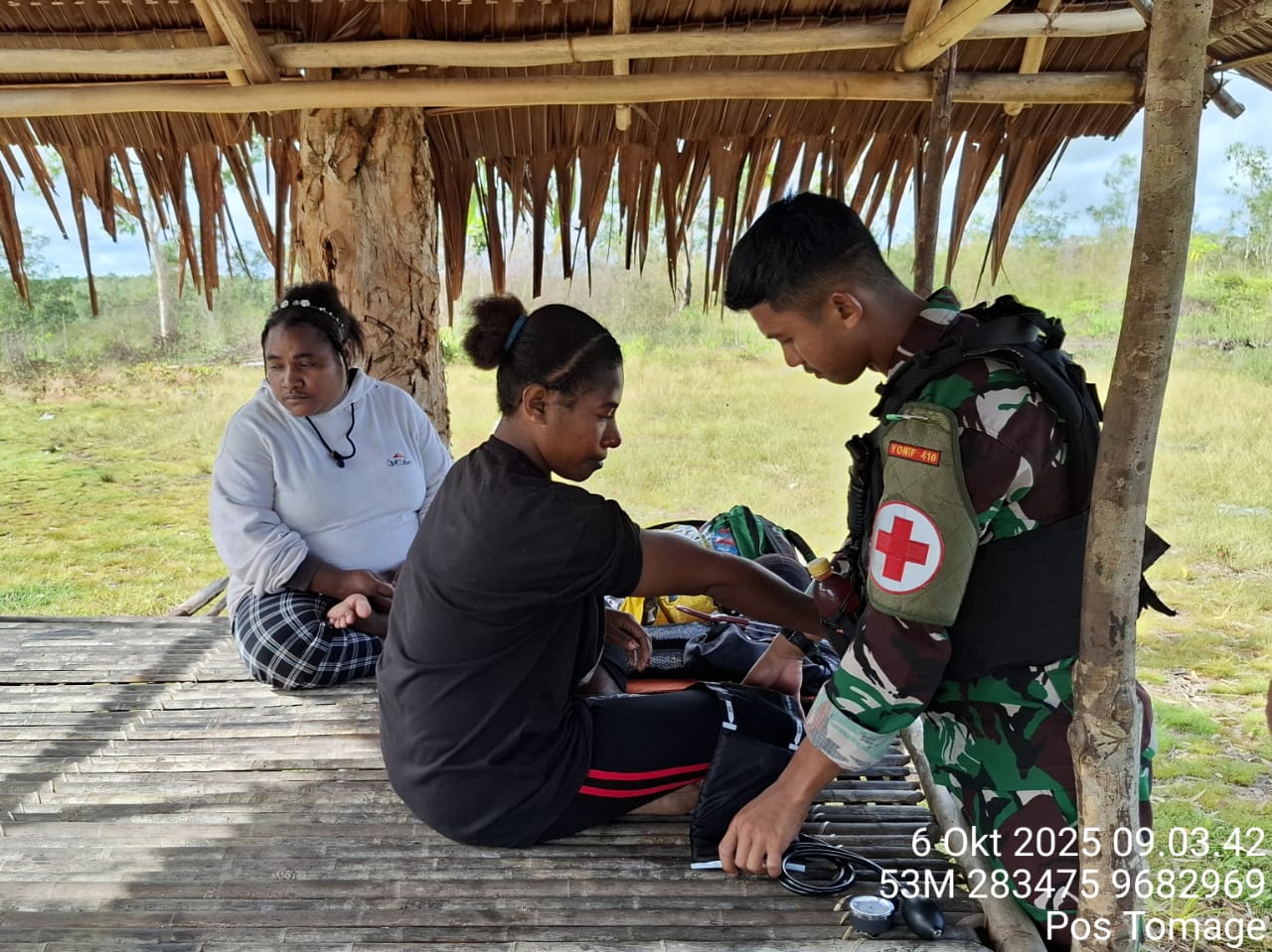Satgas Pamtas Kewilayahan RI-PNG Yonif 410/Alg Laksanakan Yankes di Kampung Wanmar Distrik Tomage