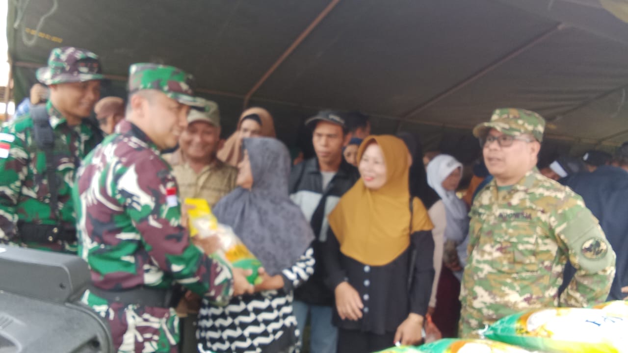 TMMD REGTAS ke-126 Kodim 1208/Sambas Hadirkan Pasar Murah untuk Warga