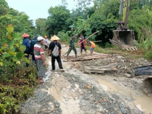Anggota Satgas TMMD REGTAS Ke-126 Kodim 1208/Sambas Kerjakan Penimbunan Jalan