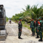 Dan Satgas Dampingi Kasi Ter Kasrem 121/Abw Tinjau Penimbunan Jalan di Lokasi TMMD