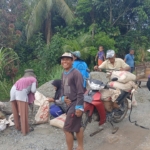 Satgas TMMD Regtas ke-126 Kodim 1208/Sambas Angkut Material Batu Pembangunan Rabat Beton