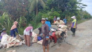 Satgas TMMD Regtas ke-126 Kodim 1208/Sambas Angkut Material Batu Pembangunan Rabat Beton