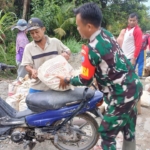 Satgas TMMD REGTAS ke-126 Kodim 1208/Sambas Gunakan Sepeda Motor Angkut Material Jalan 