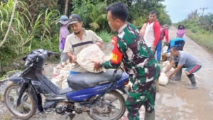 Satgas TMMD REGTAS ke-126 Kodim 1208/Sambas Gunakan Sepeda Motor Angkut Material Jalan 