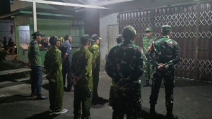 Cegah Kegiatan Anarkis Anggota Koramil 03/Tebas Gandeng Linmas Lakukan Patroli Rutin