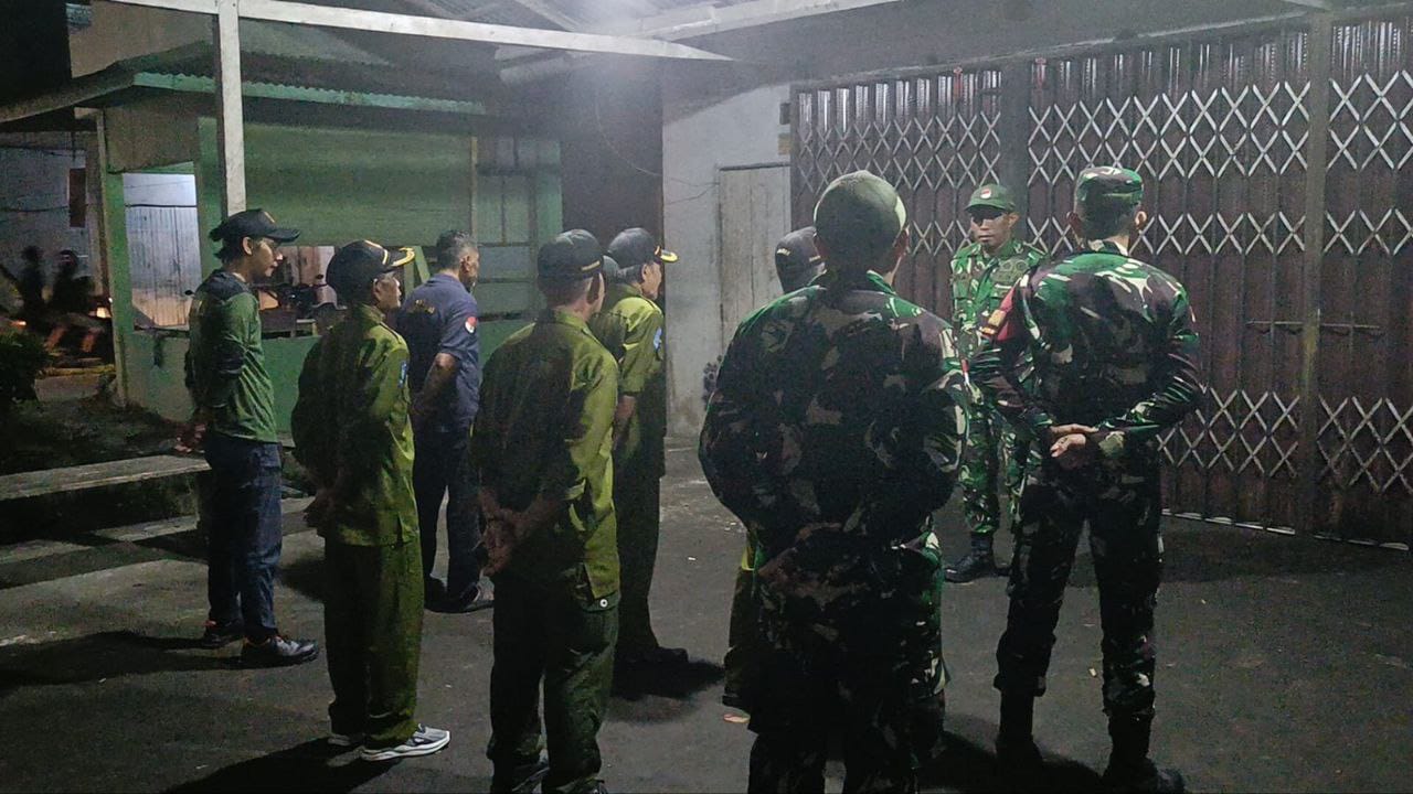 Cegah Kegiatan Anarkis Anggota Koramil 03/Tebas Gandeng Linmas Lakukan Patroli Rutin
