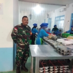 Anggota Koramil 05/Pemangkat Dampingi Pendistribusian Makan Bergizi Gratis