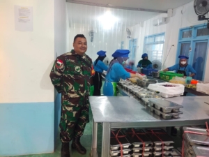 Anggota Koramil 05/Pemangkat Dampingi Pendistribusian Makan Bergizi Gratis