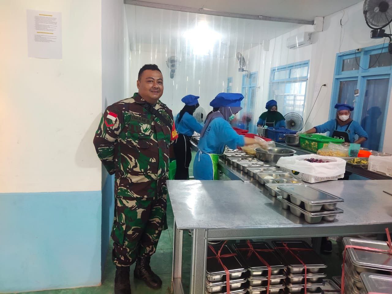 Anggota Koramil 05/Pemangkat Dampingi Pendistribusian Makan Bergizi Gratis