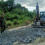 Satgas TMMD Kodim 1208/Sambas Awasi Penimbunan Jalan Pakai Alat Berat