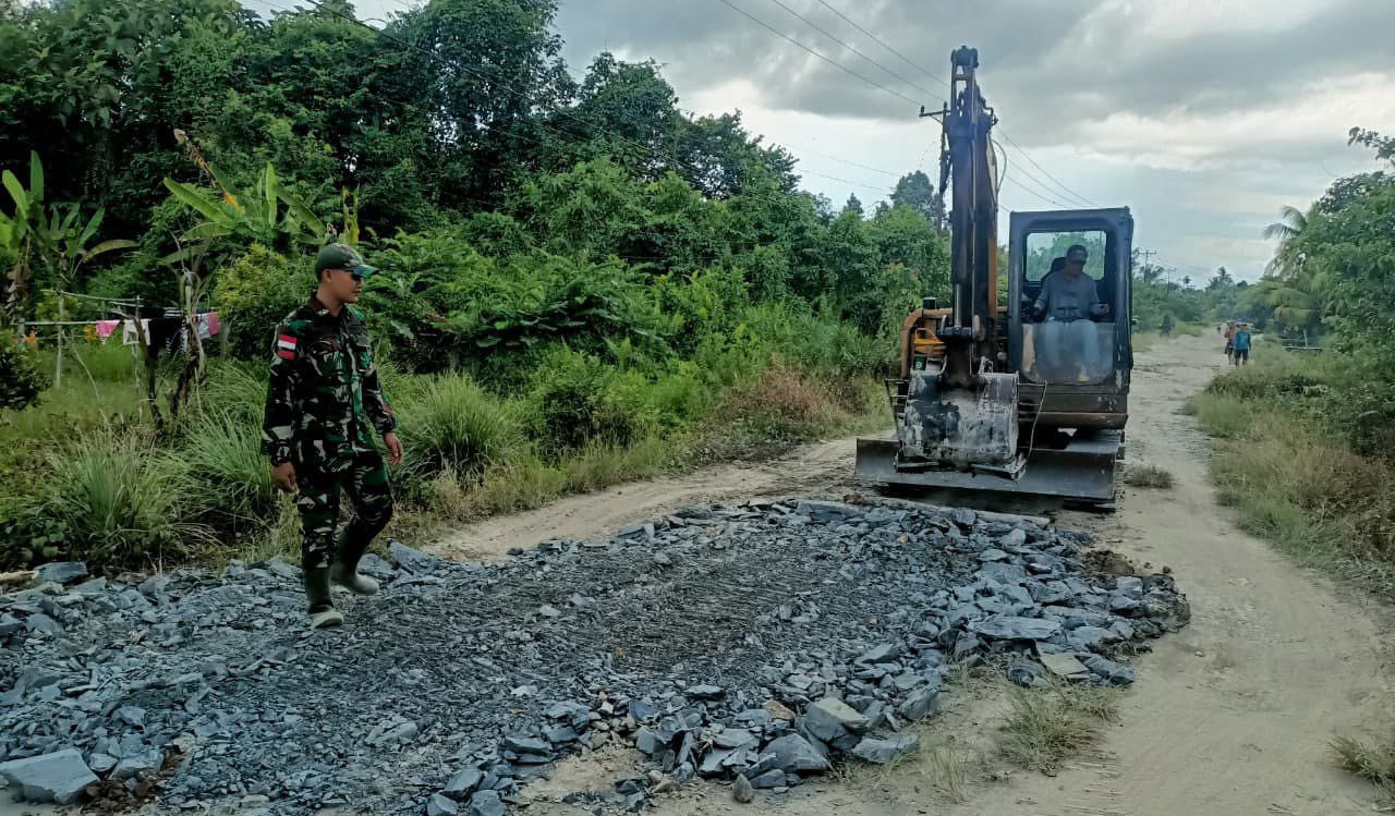 Satgas TMMD Kodim 1208/Sambas Awasi Penimbunan Jalan Pakai Alat Berat