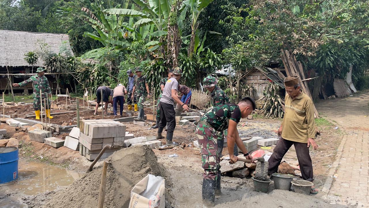Satgas TMMD ke-126 Kodim 0601/Pandeglang Bangun MCK  Tingkatkan Kesehatan dan Kesejahteraan Warga Desa