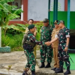 Dandim 1208/Sambas Dampingi Pangdam XII/Tpr Mayjen TNI Jamallulael Ke Perbatasan RI-Malaysia 