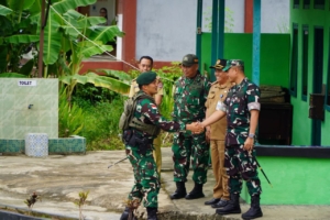 Dandim 1208/Sambas Dampingi Pangdam XII/Tpr Mayjen TNI Jamallulael Ke Perbatasan RI-Malaysia 