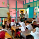 Koramil 1208-07/ Teluk Keramat Dampingi Pendistribusian Makan Bergizi Gratis Desa Sungai Serabek.