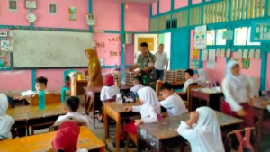 Koramil 1208-07/ Teluk Keramat Dampingi Pendistribusian Makan Bergizi Gratis Desa Sungai Serabek.