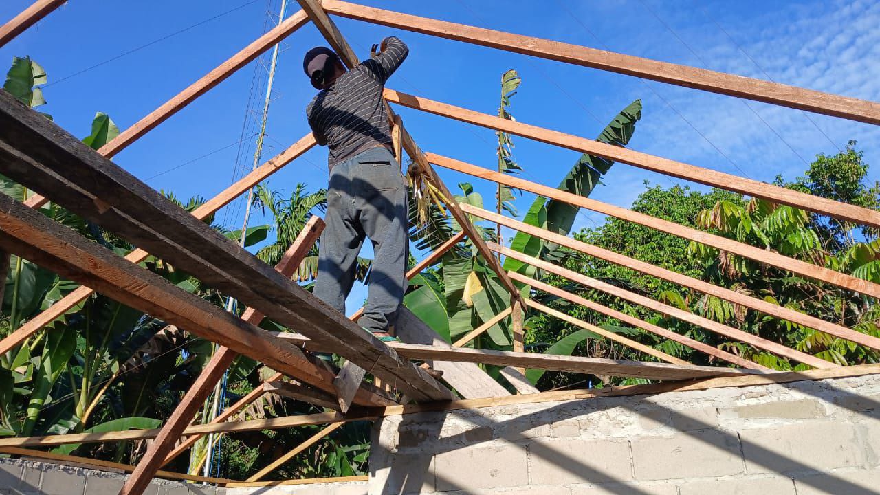 Langit Tak Lagi Terbuka: TMMD Sambas Mulai Pasang Kasau Atap Warga
