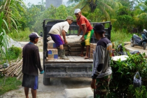Satgas TMMD Reguler ke-126 Kodim 1208/Sambas Turunkan Material Semen 