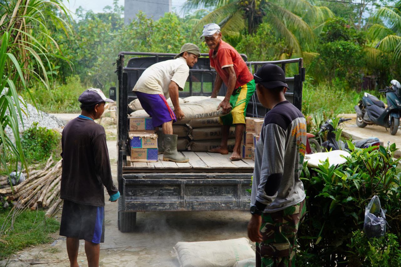 Satgas TMMD Reguler ke-126 Kodim 1208/Sambas Turunkan Material Semen 