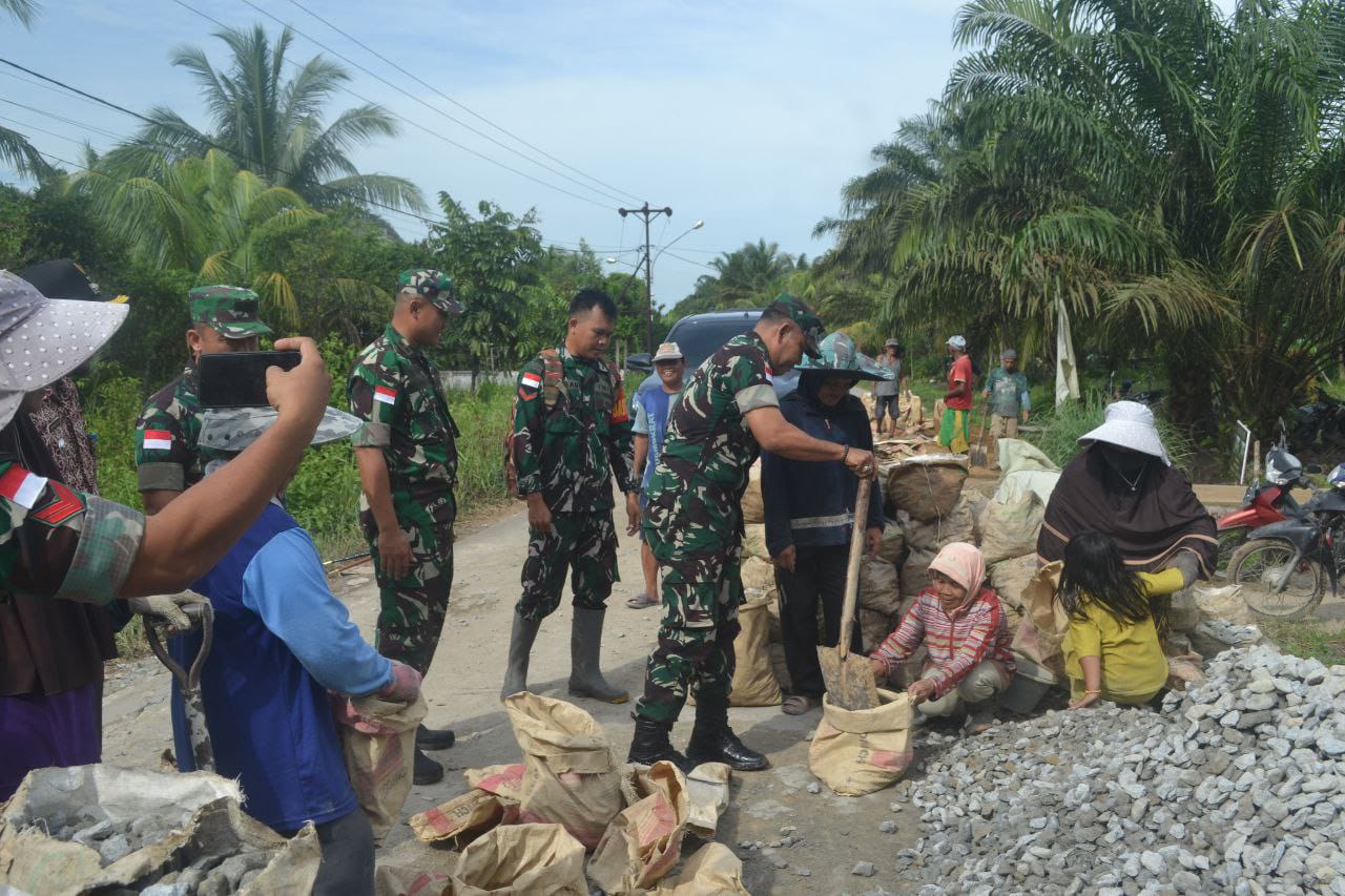 Danrem 121/Abw Serahkan Water Meter Kepada Warga Desa Ratu Sepudak di Lokasi TMMD ke-126 Kodim 1208/Sambas