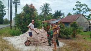 Danrem 121/Abw Sambangi Siswa SD di Lokasi TMMD Desa Ratu Sepudak