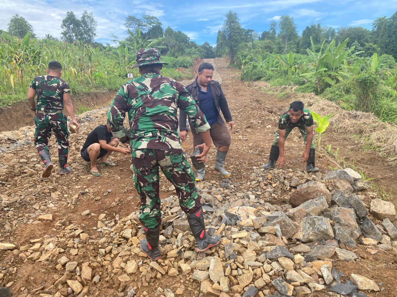 Satgas TMMD Ke-126 Kodim 0601/Pandeglang Lanjutkan Pekerjaan Pengerasan Jalan
