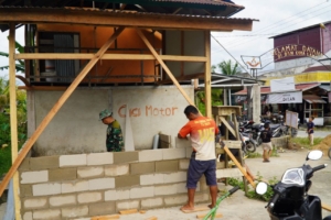 Satgas TMMD ke-126 Kodim 1208/Sambas Rehabilitasi Poskamling Desa Ratu Sepudak
