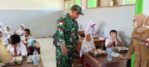 Babinsa Lonam Koramil 05/Pemangkat Dampingi Pendistribusian Makan Bergizi