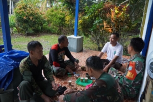 Satgas TMMD ke-126 Kodim 1208/Sambas Lakukan Pendekatan Warga Melalui Komsos