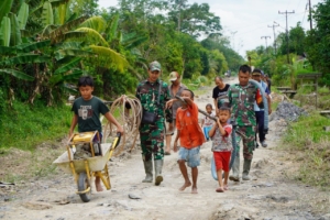 Anak-Anak Desa Ratu Sepudak Bantu Satgas TMMD Cari Sumber Air untuk Sumur Bor 