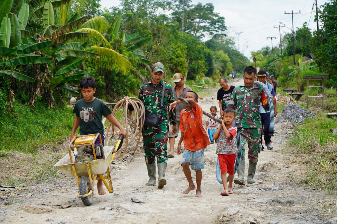 Anak-Anak Desa Ratu Sepudak Bantu Satgas TMMD Cari Sumber Air untuk Sumur Bor 