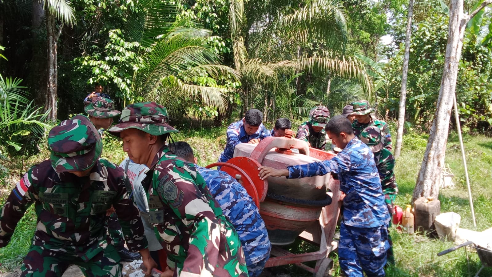 Sinergitas TNI-AL, TNI-AU, dengan Warga di Lokasi TMMD ke-126 Kodim 1208/Sambas