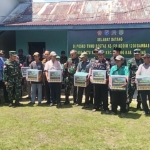 Tim Wasev TMMD Regtas ke-126 Kodim 1208/Sambas Berikan Bingkisan kepada Warga 