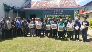 Tim Wasev TMMD Regtas ke-126 Kodim 1208/Sambas Berikan Bingkisan kepada Warga 
