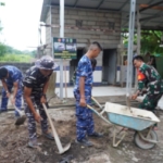 Tak Cuma Bangun Jalan, TNI Juga Ratakan Halaman Masjid