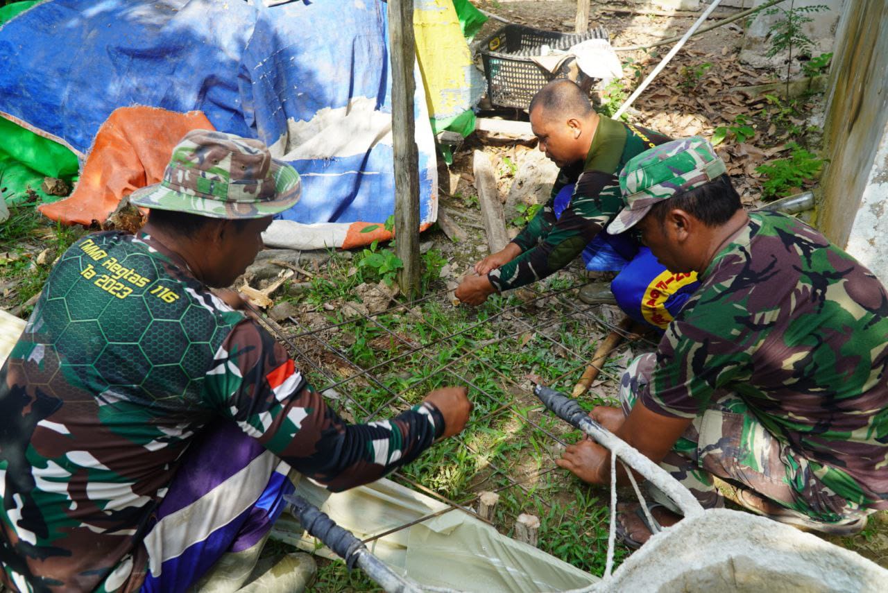 Satgas TMMD ke-126 Kodim 1208/Sambas Rangkai Besi Perkuat Rabat Beton
