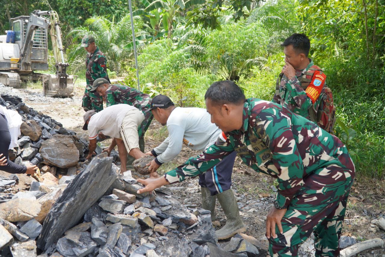Satgas TMMD Ratakan Tanah Penimbunan Jalan Sepanjang 2000 Meter Secara Manual