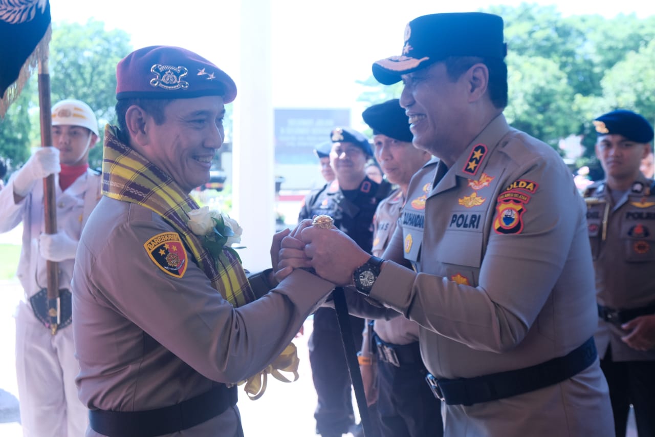 Sambut Kapolda Baru Polda Sulsel Gelar Prosesi Adat, Irjen Pol. Rusdi Hartono Ucap Pamit