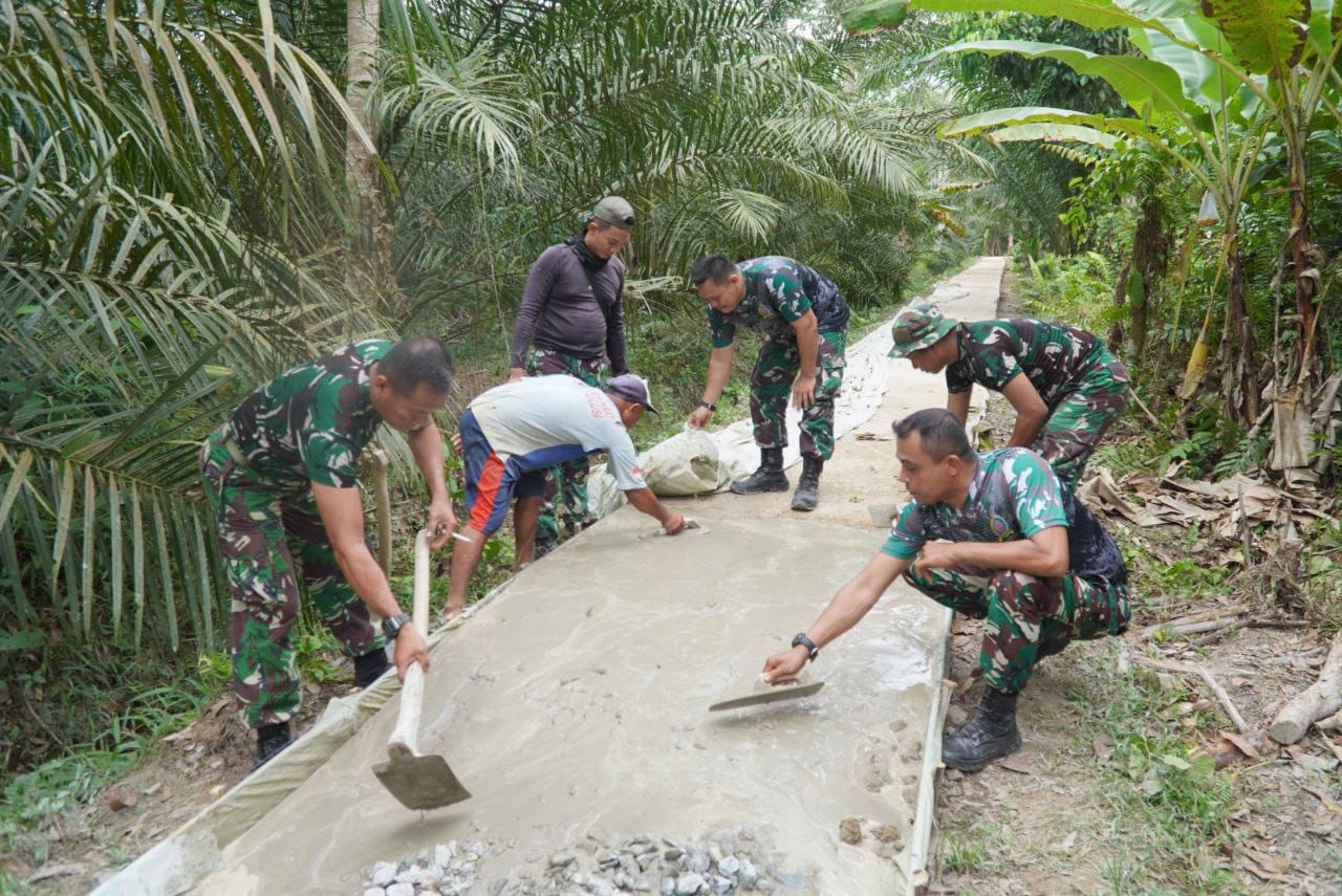 Jelang Penutupan, Satgas TMMD ke-126 Kodim 1208/Sambas Beri Sentuhan Akhir Jalan Rabat Beton