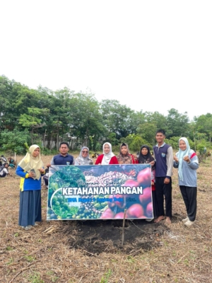 Guna Mengenalkan Ketahanan Pangan Dengan Para Siswa , Kepala Sekolah SMA N 2 Tanjung Raja Menggelar Penanaman Bibit Jeruk di Area Sekolah