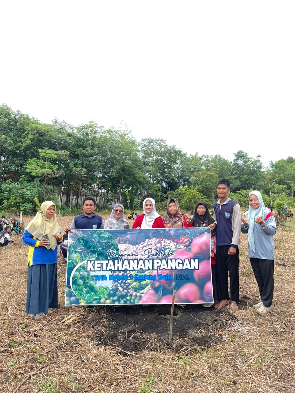 Guna Mengenalkan Ketahanan Pangan Dengan Para Siswa , Kepala Sekolah SMA N 2 Tanjung Raja Menggelar Penanaman Bibit Jeruk di Area Sekolah