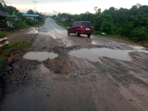 Jalan Depan Jembatan Sekida Berlobang, Pengguna Jalan Harus Hati-hati 