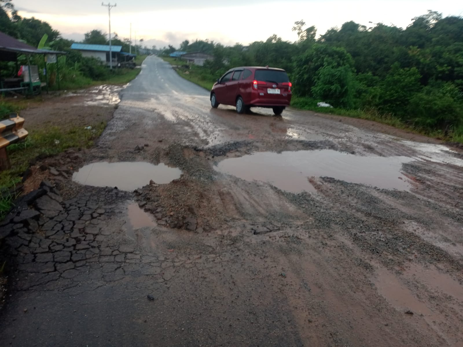 Jalan Depan Jembatan Sekida Berlobang, Pengguna Jalan Harus Hati-hati 