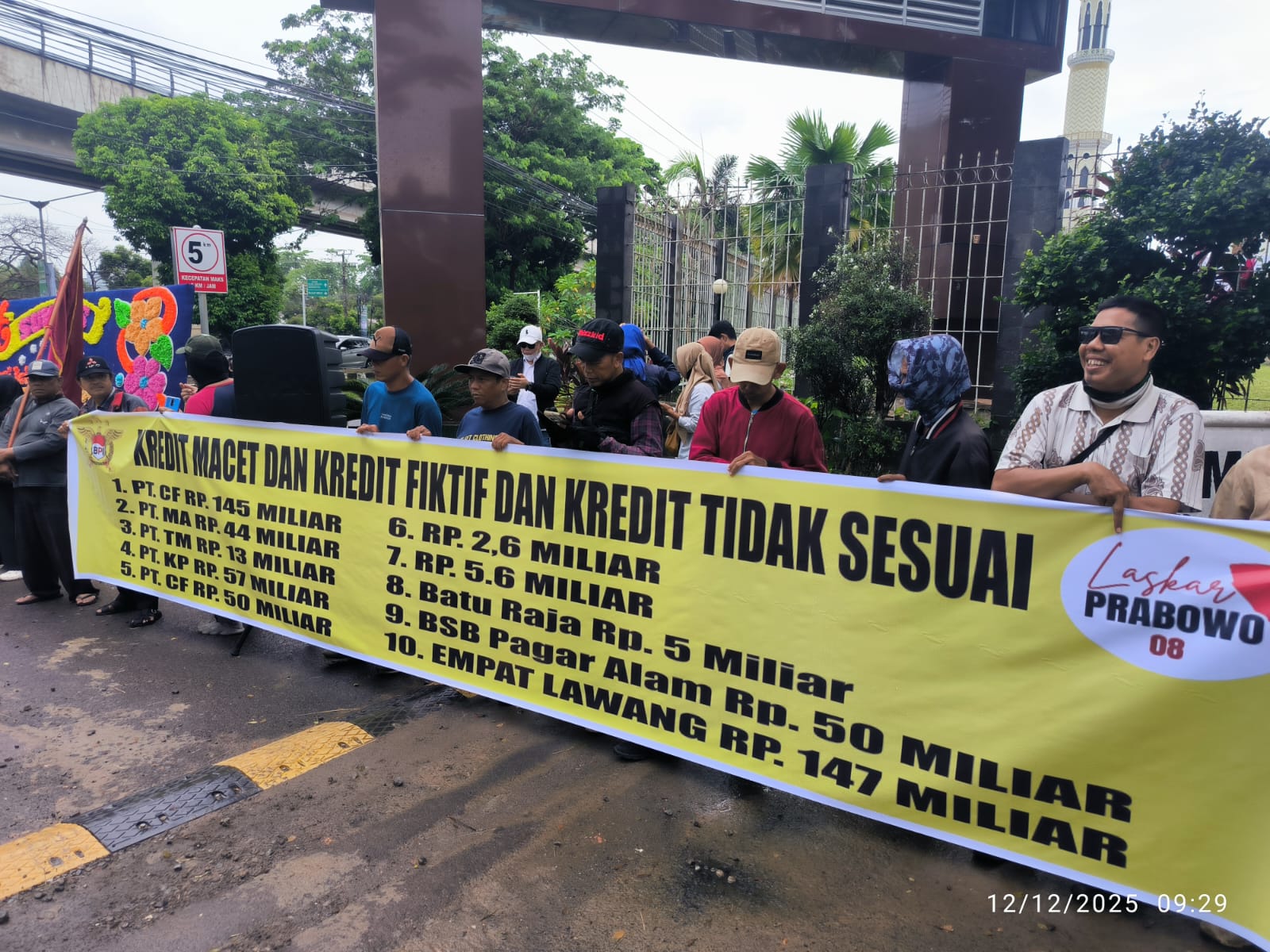 Laskar Prabowo 08 DPD Sumsel  Bersama BPI KPNPA RI Aksi Damai di Kejati Sumsel Minta Periksa Bank Sumsel Babel