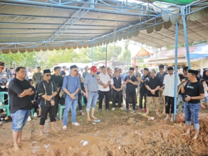 Ratusan Pelayat Baik Dari Keluarga Ataupun Sahabat Mengantar Jenazah Tokoh Aktivis 98 Tumpal Simaremare ke Pemakaman