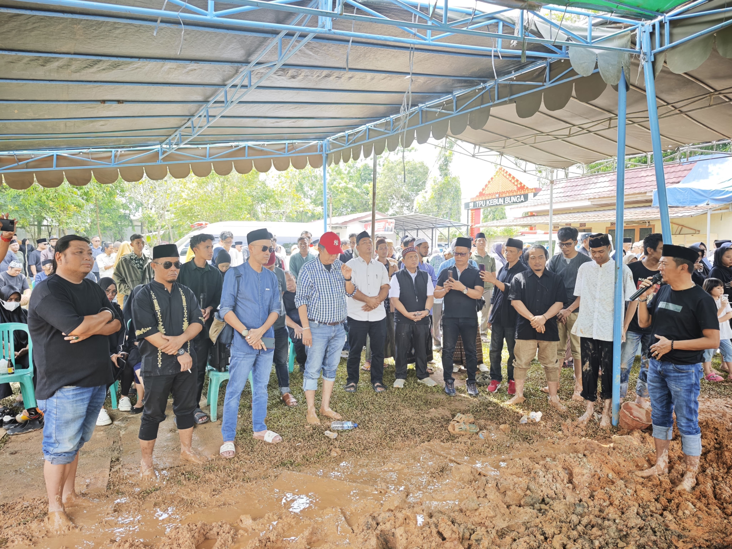 Ratusan Pelayat Baik Dari Keluarga Ataupun Sahabat Mengantar Jenazah Tokoh Aktivis 98 Tumpal Simaremare ke Pemakaman
